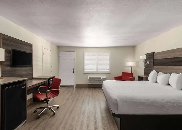 Ramada By Wyndham Hotel Kingman